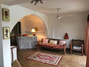 - un salon avec un canapé et une table dans l'établissement Tradewinds Lodge, à Diani Beach