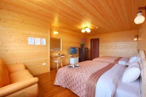 仁愛鄉的住宿－雲海景觀渡假山莊，木制客房内的一间卧室配有两张床