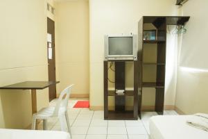 Habitación con TV, mesa y silla. en GV Hotel - Valencia, en Valencia