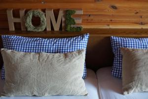 Posteľ alebo postele v izbe v ubytovaní BUEHLERHOF Agriturismo, Obst-&Weingut, Urlaub mit Hund, Bauernhof, Brixen