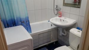 ノリリスクにあるApartments Leningradskaya 1のバスルーム(洗面台、トイレ、バスタブ付)