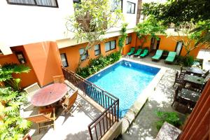 an overhead view of a swimming pool with a table and chairs at The Hill Ungasan in Uluwatu