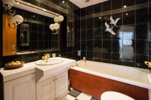 une salle de bains avec lavabo, baignoire et toilettes dans l'établissement Dairy Cottage, à Ayr 19 autres photos