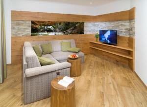 A television and/or entertainment centre at Pension Lärchenbrunn