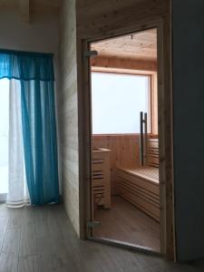 a mirror in a room with a window at Rifugio Pranolz in Trichiana