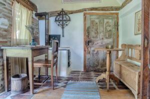 Habitación con mesa, silla y escritorio. en Dominic Boutique, Little Barn , Cloasterf, en Cloaşterf