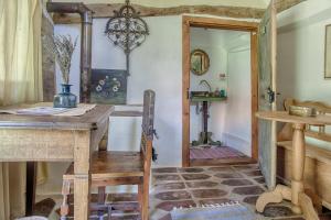 una sala con tavolo e sedia e una sala da pranzo di Dominic Boutique, Little Barn , Cloasterf a Cloaşterf