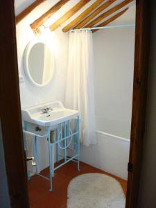 モンテハケにあるPuerta Verdeのバスルーム(洗面台、鏡付)