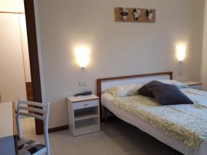 Un pat sau paturi într-o cameră la Appartamenti Katia