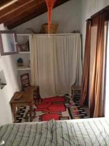 モンテハケにあるPuerta Grandeのベッドルーム1室(ベッド1台、テーブル、窓付)