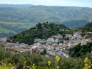 モンテハケにあるPuerta Grandeの山を背景にした丘の上の町