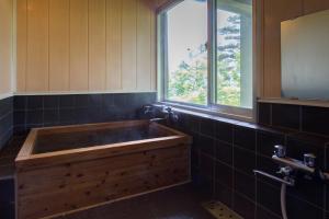 安曇野市にあるAMBIENT 安曇野コテージの窓付きのバスルーム(木製バスタブ付) +37枚の写真