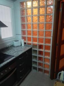 una cocina con una pared de cristal con zanahorias en Apartamento En Benidorm, en Benidorm