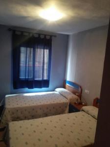 Habitación pequeña con 2 camas y ventana en Apartamento En Benidorm, en Benidorm
