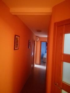 ベニドルムにあるApartamento En Benidormのオレンジ色の壁と扉のある廊下