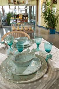 una mesa con platos y vasos encima en Hotel Marina, en Fano