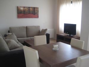 ein Wohnzimmer mit einem Tisch und einem Sofa in der Unterkunft Corvera Golf and Country Club in Corvera