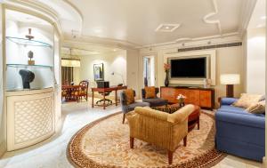 TV a/nebo společenská místnost v ubytování The Claridges New Delhi