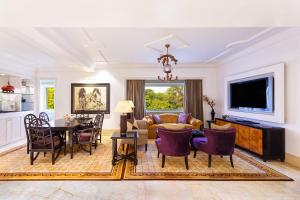 TV a/nebo společenská místnost v ubytování The Claridges New Delhi