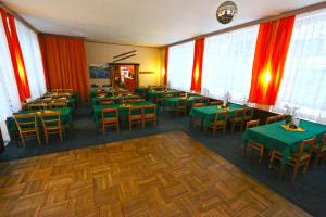 Restoran ili drugo mesto za obedovanje u objektu Hotel Astoria with private skibus