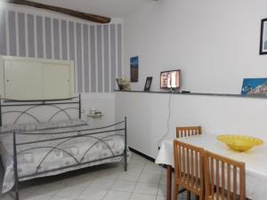 - une chambre avec un lit, une table, une table et des chaises dans l'établissement Sunset House, à Riomaggiore