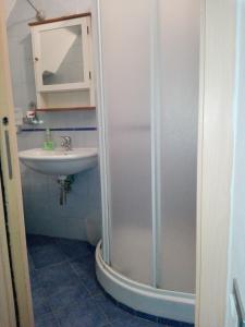une salle de bain avec douche et lavabo dans l'établissement Sunset House, à Riomaggiore