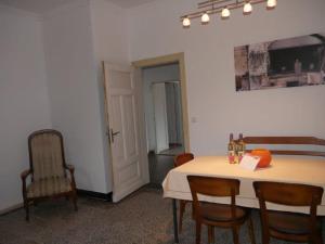 una habitación con una mesa y sillas con una calabaza. en Alte Schmiede, en Ascheberg