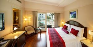 Postel nebo postele na pokoji v ubytování The Claridges New Delhi