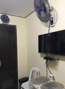 A television and/or entertainment centre at RV3 TRANSIENT HOUSE