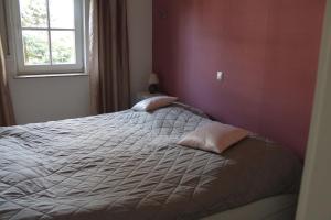 a bedroom with a bed with two pillows on it at Zur alten Schreinerei in Gondershausen