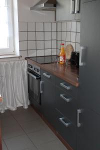 a kitchen with a stove and a counter top at Zur alten Schreinerei in Gondershausen +6 photos