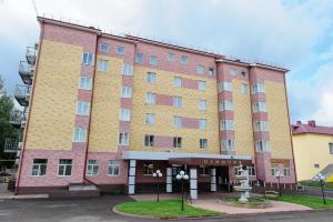 een groot rood en geel bakstenen gebouw bij Hotel Olympia in Saransk