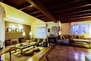 een woonkamer met een bank en een open haard bij Villa Hibiscus Centrum Corralejo Beach Private Pool Family in Corralejo