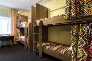 Двухъярусная кровать или двухъярусные кровати в номере Хостел Happy Holiday