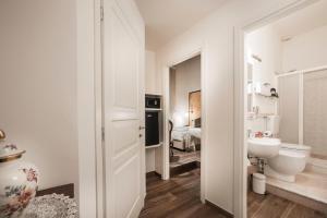フィレンツェにあるレジデンツァ デレ アルティの白いバスルーム(洗面台、トイレ付)
