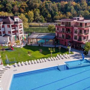 una vista aérea de la piscina y los edificios en Elegance Spa Hotel, en Ognyanovo