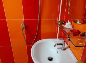 a bathroom with a sink and a shower at Moradok Thai Guesthouse in Phra Nakhon Si Ayutthaya