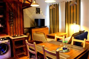 een eetkamer met een tafel en stoelen en een keuken bij Darling House in Daugavpils