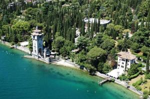 una vista aérea de una casa a orillas de un lago en apartment Zagara - Gardone Riviera center en Gardone Riviera