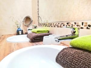 un bagno con un lavandino bianco e uno specchio di Wiesennest a Fügenberg