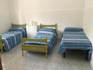 - une chambre avec 2 lits et une commode dans l'établissement Villetta con giardino, à San Pietro in Bevagna
