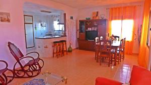 オリーバにあるAnacasa Villa Figuera Kiko Playa CH1099のキッチン、ダイニングルーム(テーブル、椅子付)