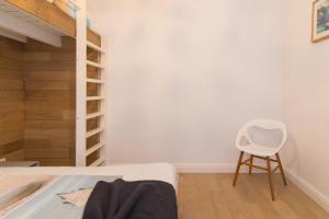 デ・パンネにあるClos Normand 1のベッド付きの客室内の白い椅子