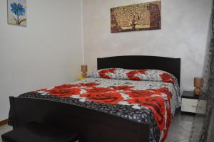 トラーパニにあるAppartamento Patricoのベッドルーム1室(赤と黒の毛布付きのベッド1台付)
