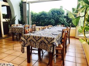 una sala da pranzo con tavolo, sedie e finestra di Hotel Ristorante La Decanata a Le Castella