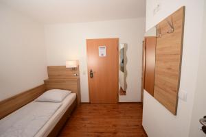 Ένα ή περισσότερα κρεβάτια σε δωμάτιο στο Hotel Linde Stuttgart - Self Check-In
