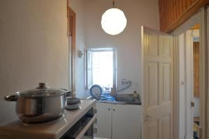 Кухня или мини-кухня в Attic apartment in Corfu Old Town centre
