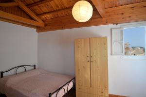 Кровать или кровати в номере Attic apartment in Corfu Old Town centre