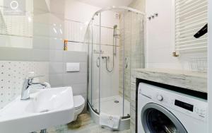 a bathroom with a sink and a washing machine at Wonder Home - Apartamenty z balkonami Leśny Dom II - w cichej i zielonej części Karpacza in Karpacz
