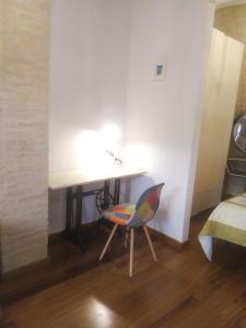 バレンシアにあるBotanico Silenceの小さな客室で、デスクと椅子が備わります。